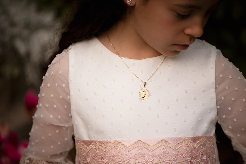 Joyas de comunión: tradición que se reinventa con nuevas tendencias en España