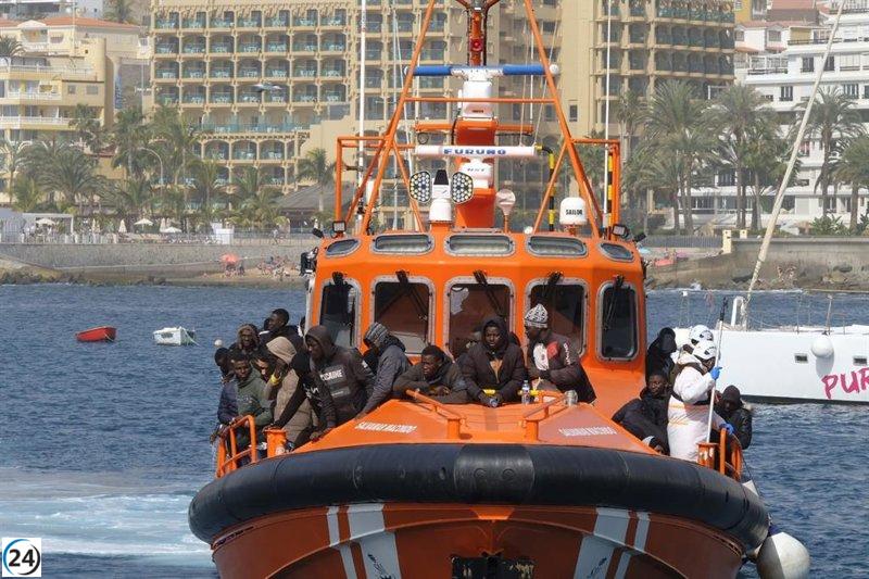 Gran Canarias recibe a los 161 migrantes de una patera en el puerto de Arguineguín.