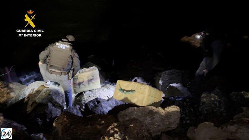Desmantelada banda de narcotráfico que introducía hachís en narcolanchas en las costas de Almería, arrestados 18 miembros.