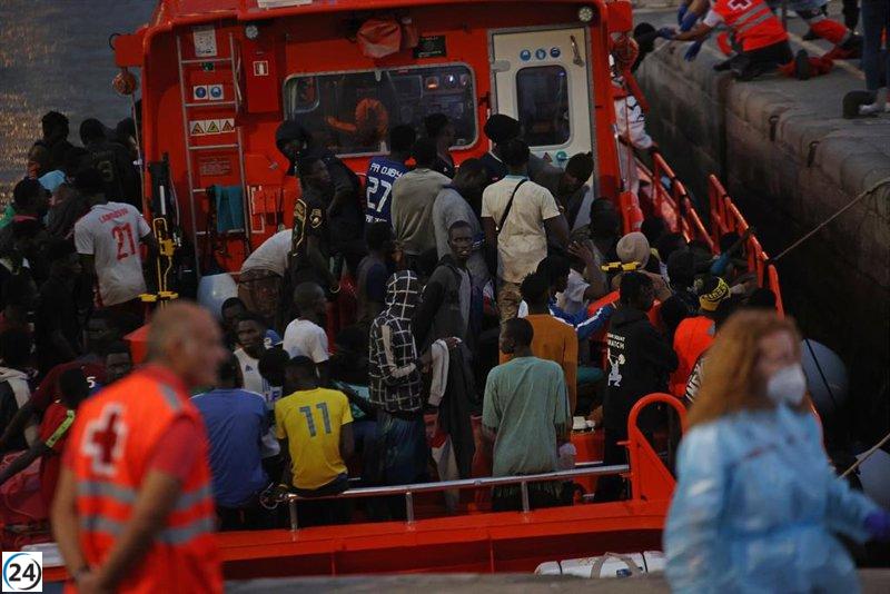 Más de 100 migrantes salvados en operativo marítimo: una patera cerca de Gran Canaria y otra cerca de Fuerteventura.