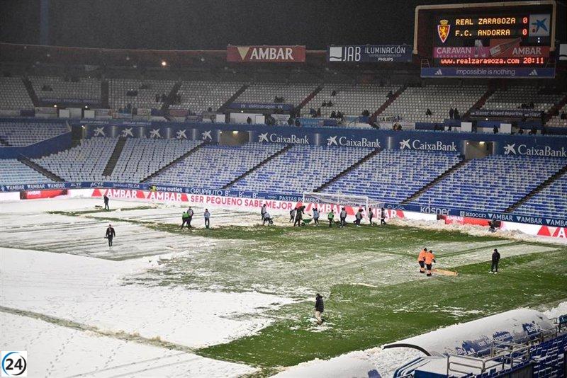 Nieve inunda La Romareda, afectando partido de fútbol contra Andorra.