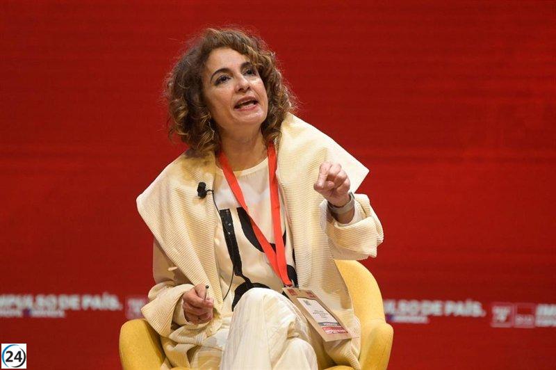 Montero acusa al PP de irrespetar a los jueces por criticar al Constitucional de Pons.