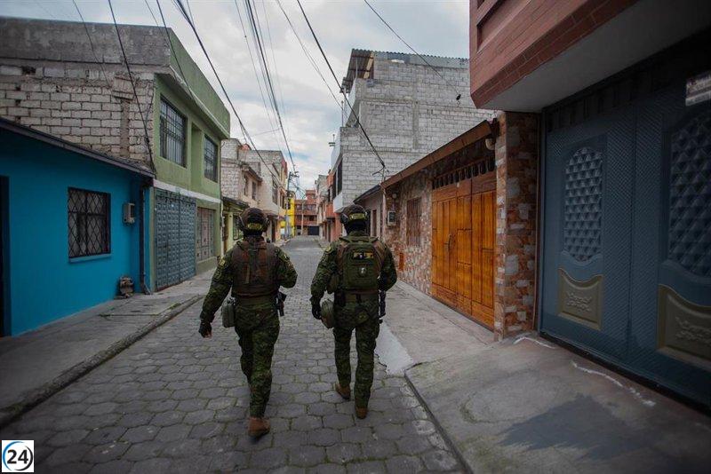 Ataque armado contra la sede de la Fiscalía en Manta, Ecuador, deja múltiples heridos.