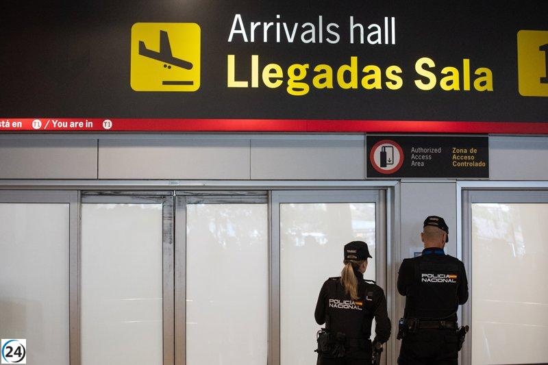 Rubiales arriba a España desde República Dominicana y parte de Barajas en coche de la Guardia Civil.