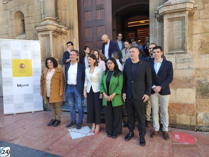 Sira Rego se compromete a presentar el anteproyecto de ley de juventud en un año.
