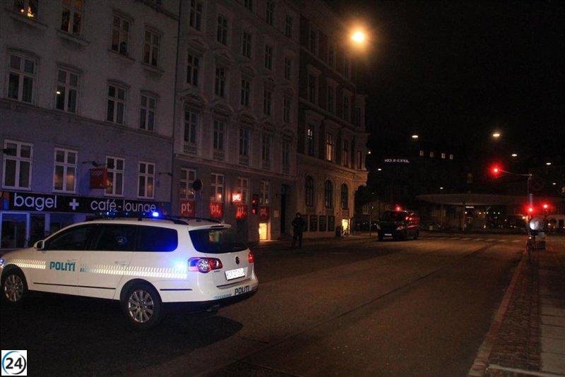 El icónico chapitel de la Bolsa de Copenhague se derrumba tras un incendio devastador.