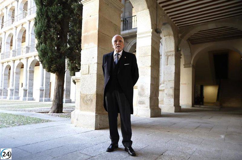 Escritor Luis Mateo Díez inaugura la ceremonia del Premio Cervantes con discurso sobre la vacuidad.