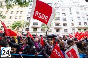 Apoyo abrumador de seguidores del PSOE a Pedro Sánchez en Ferraz a pesar de la lluvia