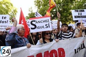 Multitudinaria protesta en el Congreso por la democracia antes de la votación de Sánchez