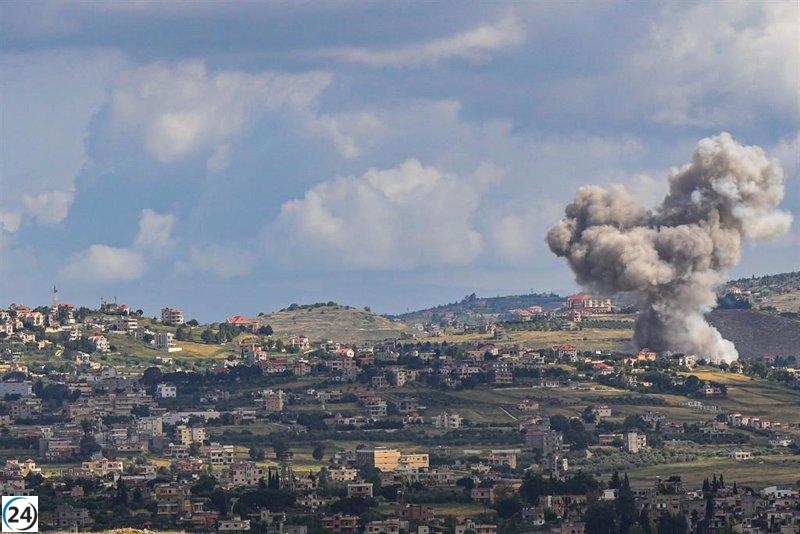 Israel ataca bases de Hezbolá en el sur de Líbano con bombardeos.