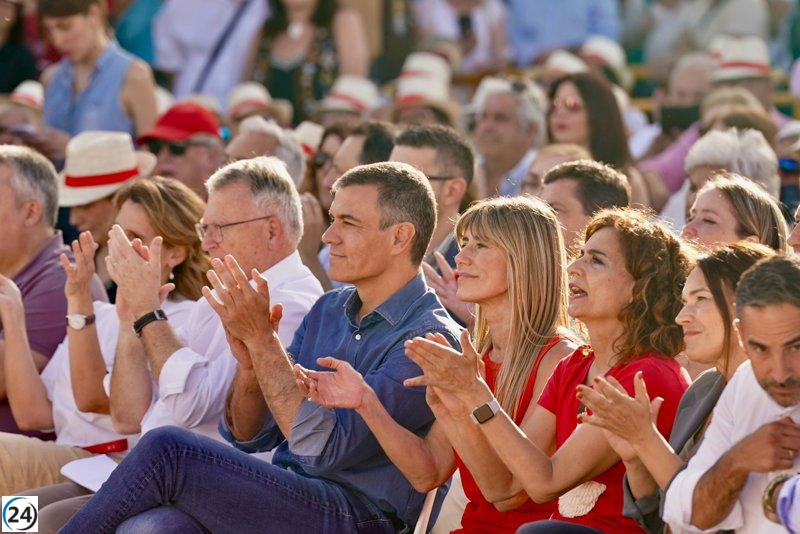 Sánchez asiste al mitin socialista en Benalmádena con su esposa Begoña Gómez