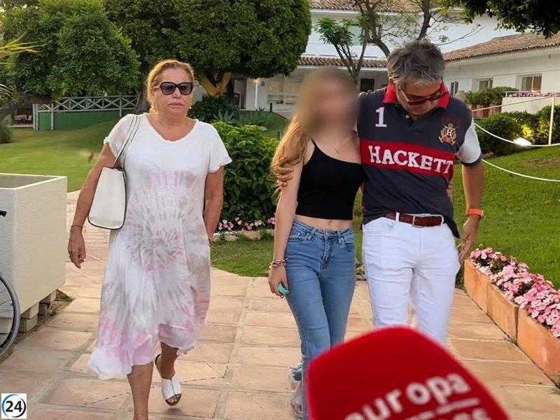 Mayte Zaldívar y Fernando Marcos acompañan a Julián Muñoz en el hospital.