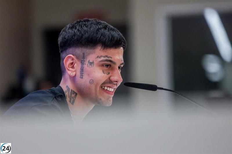 Duki inicia gira europea con crítica a la obsesión por la fama: