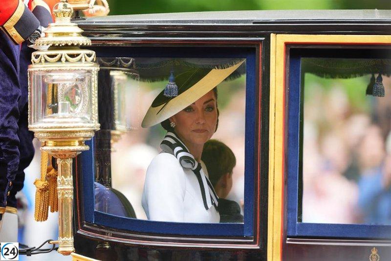 El rey Carlos y Catalina hacen su primera aparición pública juntos en un desfile militar.