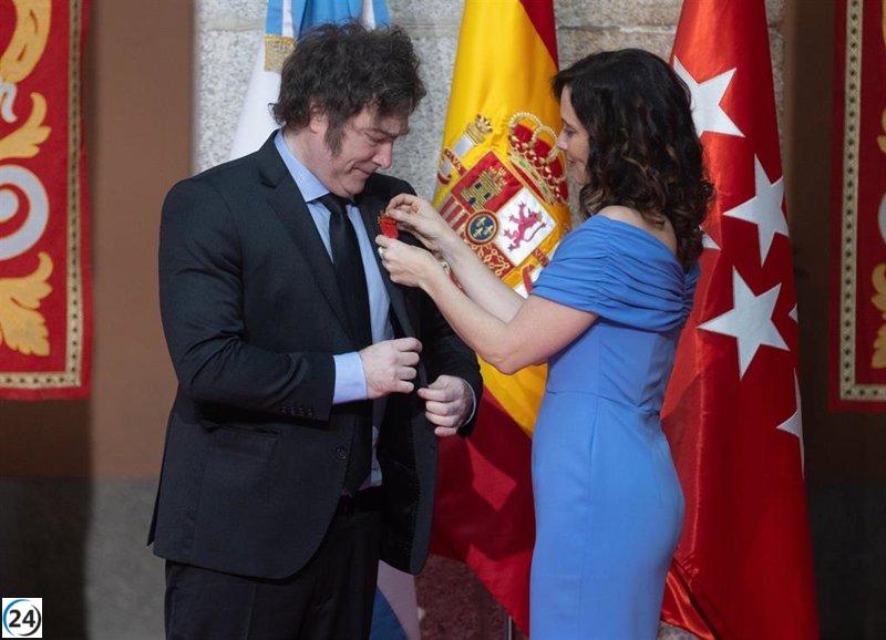 Sumar y Podemos critican la condecoración de Ayuso a Milei: