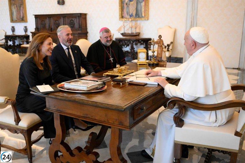 Azcón aborda con el Papa Francisco la recuperación de bienes religiosos y la restitución del Papa Luna en Aragón.