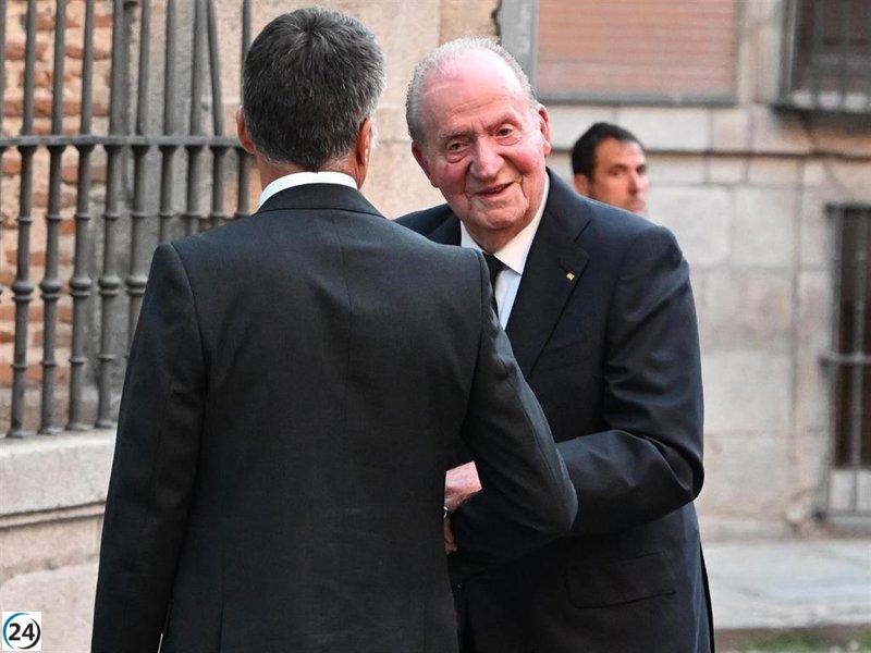 : El Rey Juan Carlos fue recibido con ovaciones en el funeral de Juan Gómez-Acebo.