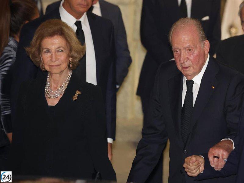 La Reina Sofía se cae al salir de la misa en honor a Juan Gómez-Acebo.