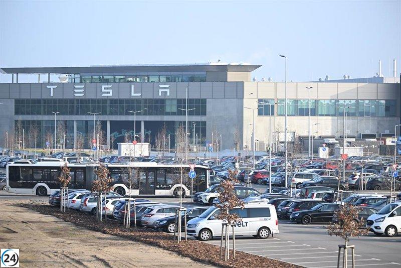 Sindicatos alemanes acusan a Tesla de prácticas laborales agresivas.