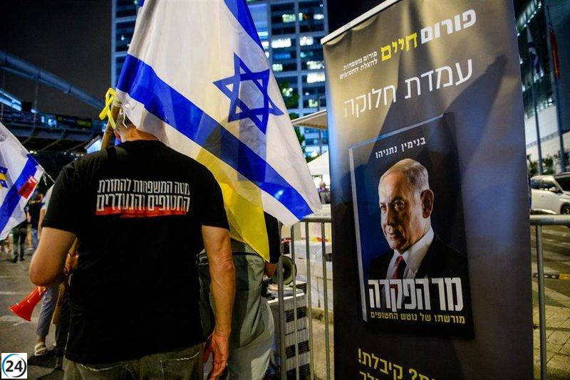 Familiares de secuestrados acusan a Netanyahu de engaño tras filtración de documentos secretos.