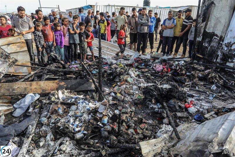 Diez palestinos fallecen en ataque israelí a campamento en Gaza.