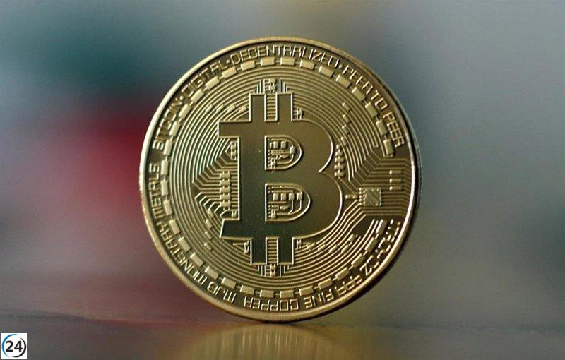 El Bitcoin alcanza un récord histórico de 98,000 dólares tras un aumento del 4%.
