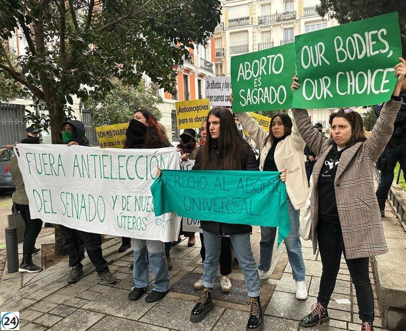 Feministas se manifiestan ante el Senado contra la cumbre pro-aborto, exigiendo la salida de 