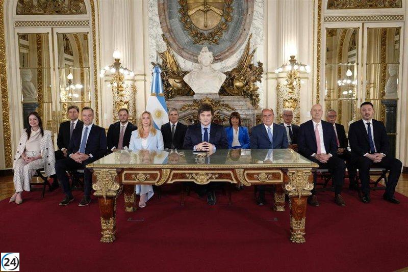 Milei declara el fin de la recesión y promete reducir los impuestos en un 90% para 2025.
