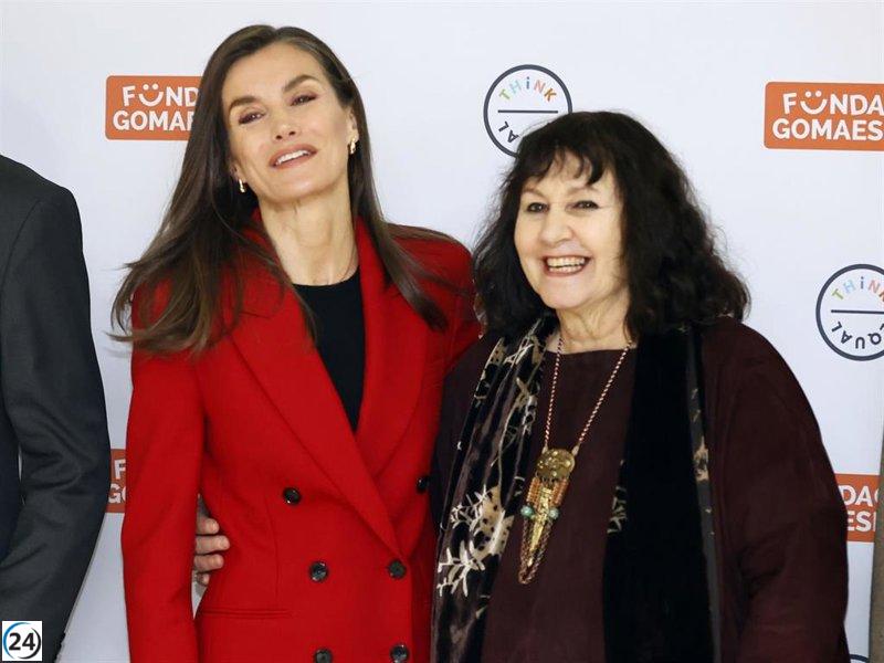 La Reina Letizia ilumina un día nublado con un impactante traje rojo y modernos mocasines.