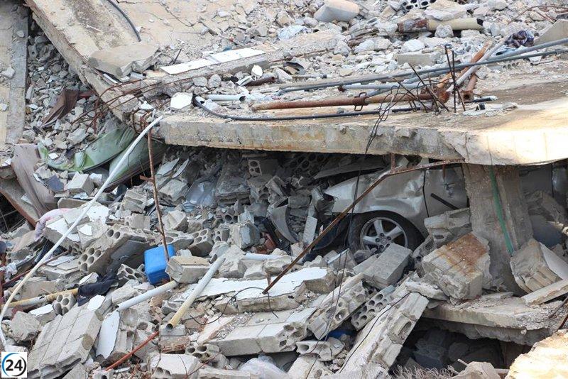 Ataque israelí en el sur de Líbano deja 14 heridos en vehículos presuntamente armados por Hezbolá.