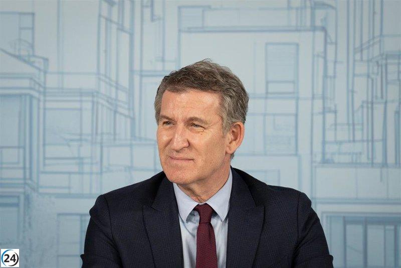 Feijóo se encuentra con afectados por la okupación en el evento del PP sobre vivienda.