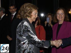 La Reina Sofía resplandece en Valencia, disipando preocupaciones sobre su salud.