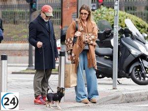 Antonio Banderas y Nicole Kimpel disfrutan de un paseo romántico por Madrid junto a su perro.