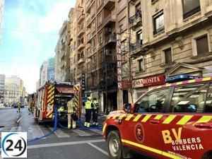 Bomberos aseguran integridad de edificios evacuados tras incendio en bingo de València.