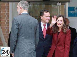 Los Reyes Felipe y Letizia muestran su lado familiar al visitar a un bebé en el Hospital de Parapléjicos de Toledo.