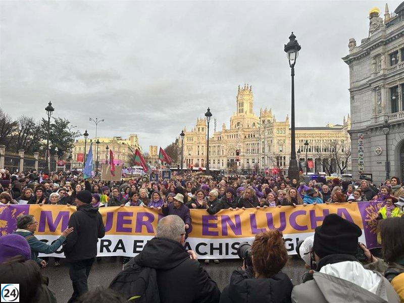 Activistas feministas en Madrid piden una agenda global abolicionista y critican la pornografía en el 8M.