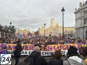 Activistas feministas en Madrid piden una agenda global abolicionista y critican la pornografía en el 8M.