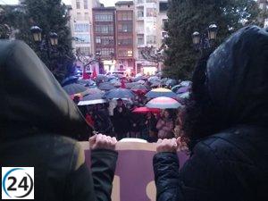 Mujeres españolas desafían el mal tiempo y protestan por la igualdad en las calles.