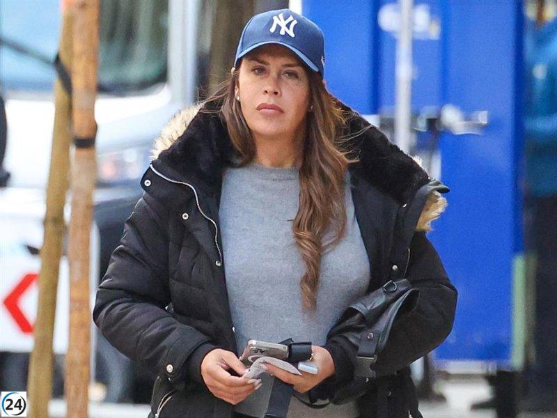 Karla Sofía Gascón regresa a casa luciendo casual y sin llamar la atención.