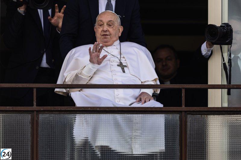 El Papa es dado de alta tras 37 días en el hospital y agradece a los fieles.