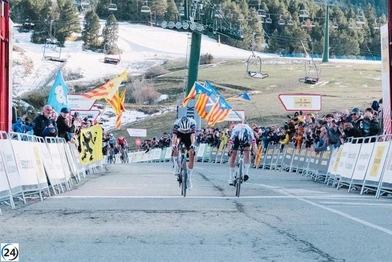 Ayuso asume el liderazgo en la Volta en La Molina tras vencer a Roglic por un suspiro.