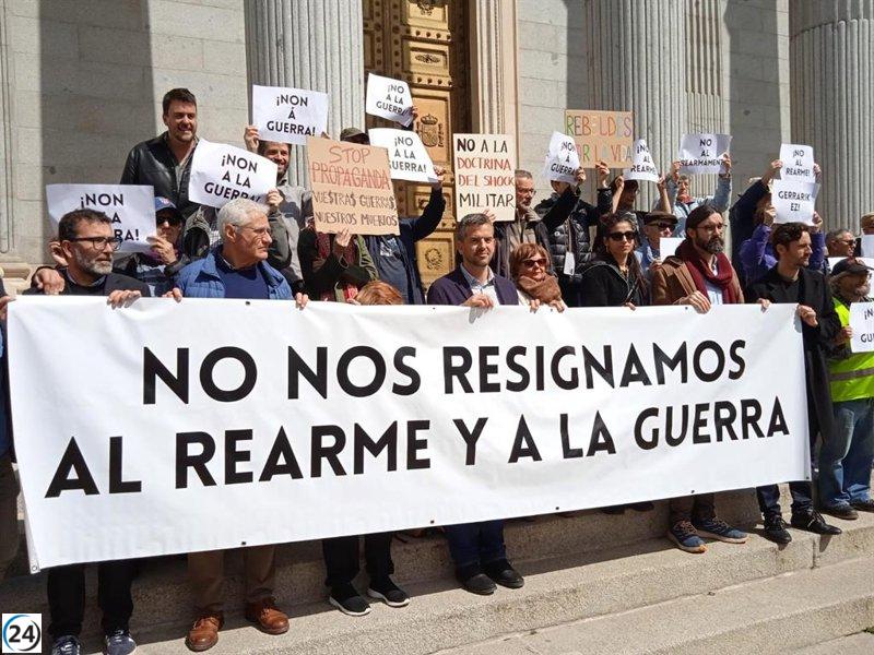 Culturalistas como Carolina Yuste y Juan Diego Botto firman manifiesto en oposición al plan de militarización.