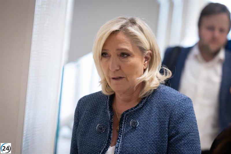 Le Pen critica con rabia la inhabilitación que la excluye de la carrera presidencial.