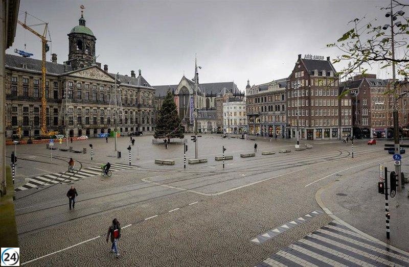 Explosión deliberada de un coche provoca la evacuación de una plaza en el centro de Ámsterdam.