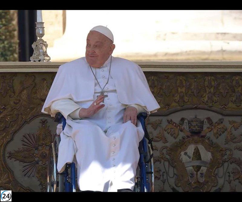 El Papa Francisco regresa a la Plaza de San Pedro tras su reciente alta médica.
