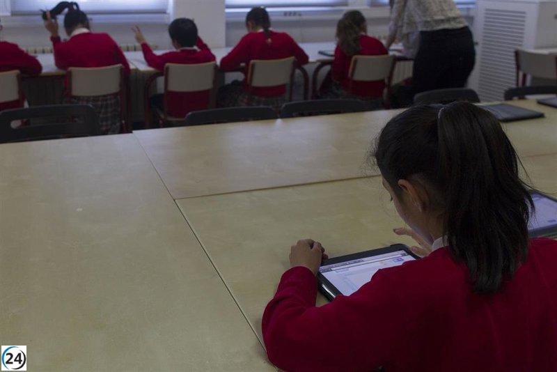 Ecologistas aplauden la propuesta de Ayuso de quitar pantallas en escuelas como un avance cauteloso pero imprescindible.