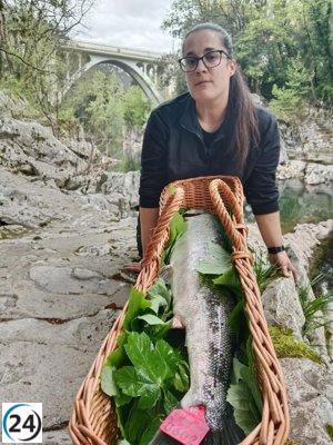 Una pescadora de Ramales atrapa el 'campanu' de Cantabria, pesando 5,3 kilos, en el río Pas.