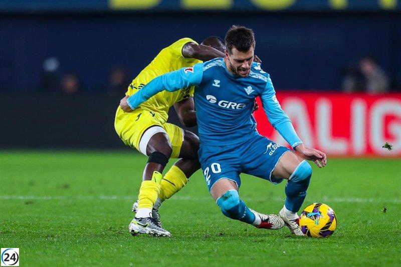 Betis y Villarreal se enfrenten por el quinto lugar en el Villamarín.