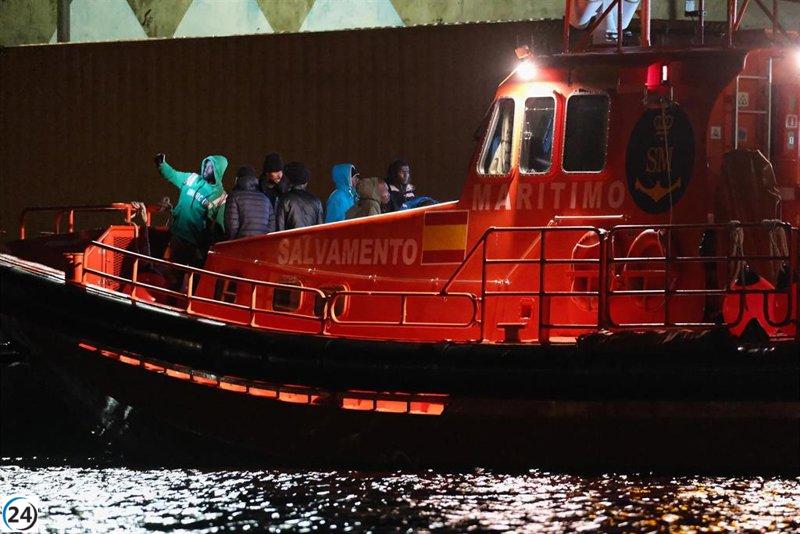 Fuerteventura recibe a 120 migrantes, incluyendo 10 mujeres y 2 menores, en dos embarcaciones.