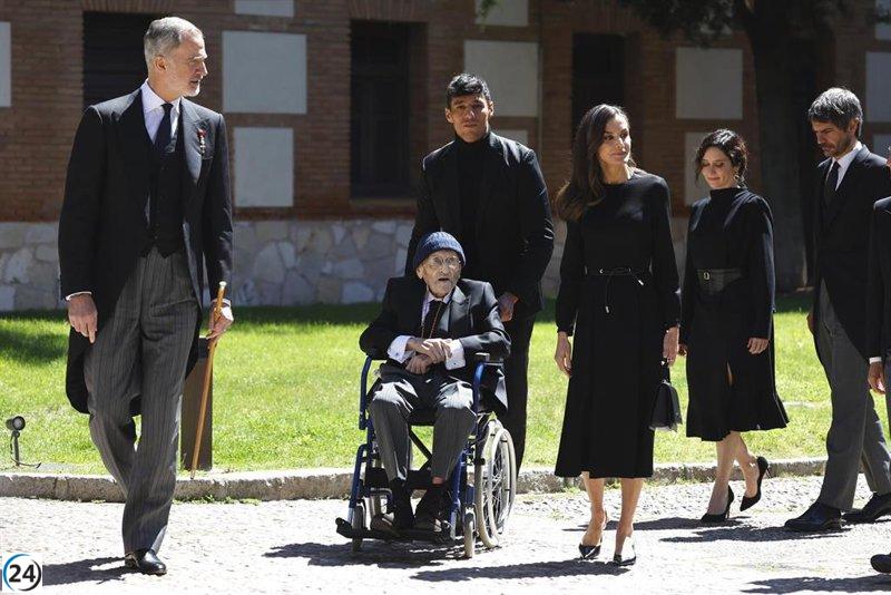 Álvaro Pombo, con problemas de salud, recibe el Premio Cervantes en un emotivo homenaje a Vargas Llosa y en memoria del Papa.